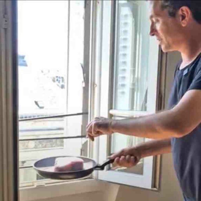 Caldo estremo a Parigi, la città è un forno: il TikToker che prepara una bistecca sul davanzale sfruttando solo la luce del sole diventa virale – IL VIDEO