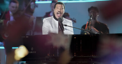 Copertina di “Lionel Richie deve stare a riposo assoluto”: così l’ospedale dopo il malore. La famiglia è preoccupata: “Pensa sempre più al lavoro che alla sua salute”