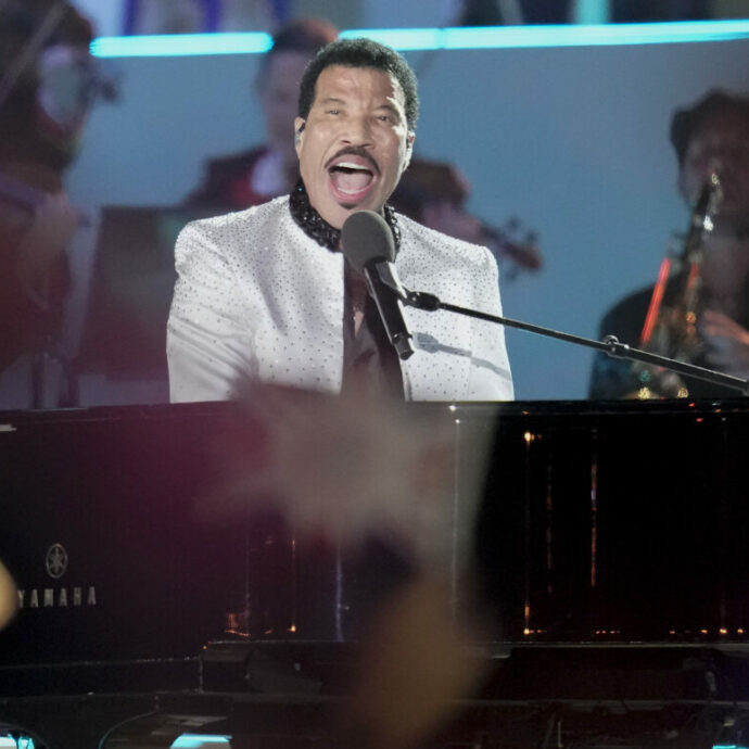 “Lionel Richie deve stare a riposo assoluto”: così l’ospedale dopo il malore. La famiglia è preoccupata: “Pensa sempre più al lavoro che alla sua salute”