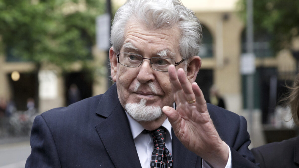 “Mi appoggiava le mani sulle gambe e le faceva scorrere all’interno dei miei pantaloncini. Recitava una poesia, palpeggiandomi il seno”: le rivelazioni choc delle vittime minorenni di Rolf Harris