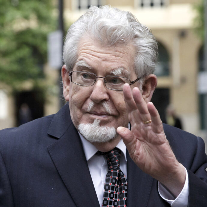 “Mi appoggiava le mani sulle gambe e le faceva scorrere all’interno dei miei pantaloncini. Recitava una poesia, palpeggiandomi il seno”: le rivelazioni choc delle vittime minorenni di Rolf Harris