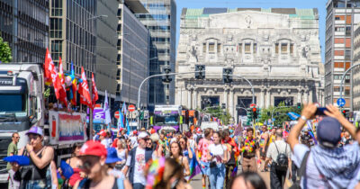 Copertina di Milano Pride, migliaia in corteo sfidano il caldo. Schlein ricorda il giovane ucciso in Versilia: “Vittima di omotransfobia”