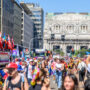 Copertina di Milano Pride, migliaia in corteo nonostante il caldo torrido: “Retorica negazionista sdoganata, esserci oggi è un atto politico”