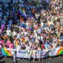 Copertina di Milano Pride, migliaia in corteo nonostante il caldo torrido: “Retorica negazionista sdoganata, esserci oggi è un atto politico”
