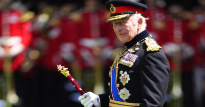 Copertina di Re Carlo III travolto dalle polemiche e dai sudditi: “Perché lascia Buckingham Palace, dopo i restauri costati 369 milioni di sterline e durati dieci anni?”