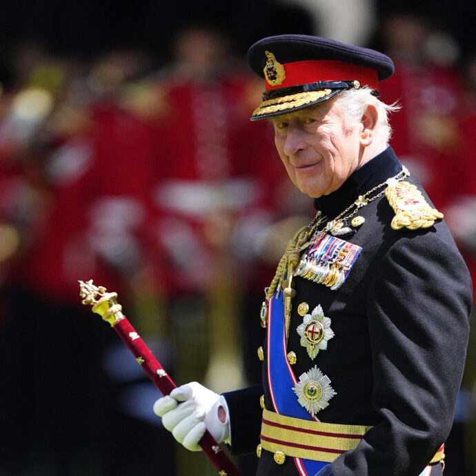 Re Carlo III travolto dalle polemiche e dai sudditi: “Perché lascia Buckingham Palace, dopo i restauri costati 369 milioni di sterline e durati dieci anni?”