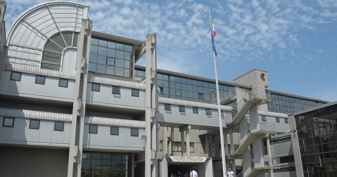 Lavoratori irregolari sfruttati per 16 ore al giorno e pagati pochi centesimi a cottimo: ai domiciliari imprenditore tessile di Prato