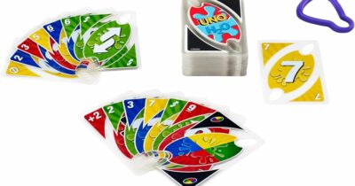 Copertina di In estate scoppia la voglia dei giochi da tavola in famiglia o tra gli amici: ecco una guida completa per divertirsi (e ci sono anche le carte a prova di mare)