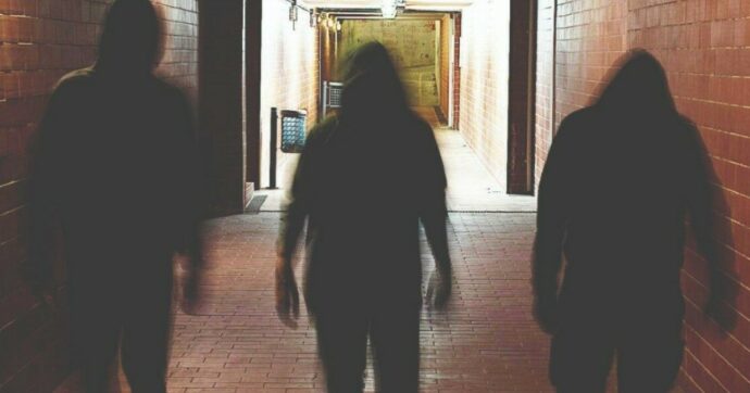 Violenze e pestaggi a Cagliari, arrestati sette ragazzini: un anno di aggressioni, minacce e aggressioni adolescenti