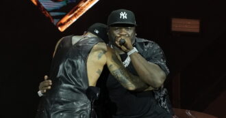 Copertina di Geolier trascina Napoli duettando con 50 Cent a sorpresa. Poi l’annuncio: “Tutti a casa mia qui al Maradona per tre concerti nel 2027” – IL VIDEO