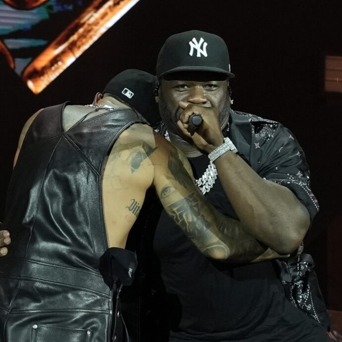 Geolier trascina Napoli duettando con 50 Cent a sorpresa. Poi l’annuncio: “Tutti a casa mia qui al Maradona per tre concerti nel 2027” – IL VIDEO