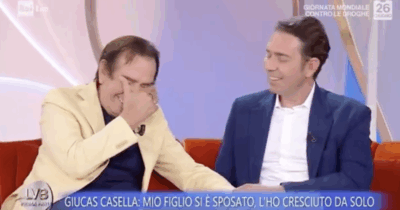 Copertina di “Papà mi ha accompagnato all’altare perché mi ha fatto da mamma davvero, era doveroso”: Giucas Casella piange per le parole del figlio