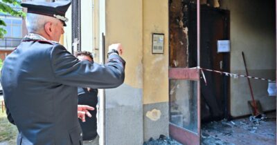 Copertina di Denunciato per furto, incendia la casa del vicino: pensionato di 73 anni muore soffocato dal fumo