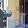 Copertina di Denunciato per furto, incendia la casa del vicino: pensionato di 73 anni muore soffocato dal fumo