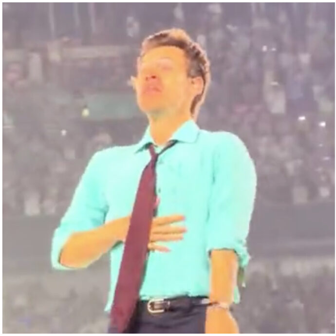 Harry Styles ha un colpo di calore durante il concerto a Londra: si “strozza” con l’acqua e cade per terra. La temperatura era di 37.5 gradi – IL VIDEO