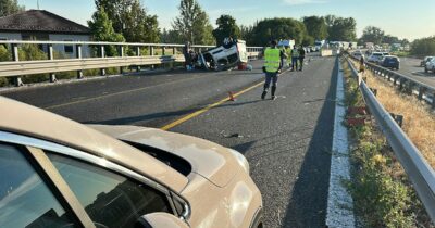 Copertina di Auto si ribalta sulla A14 vicino a un cantiere, grave il neonato sbalzato fuori dall’abitacolo e morta una donna