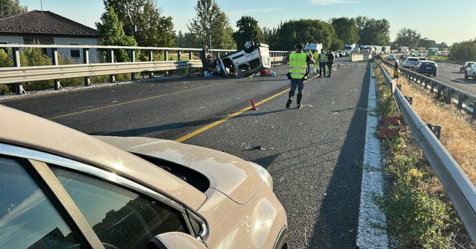 Auto si ribalta sulla A14 vicino a un cantiere, grave il neonato sbalzato fuori dall’abitacolo e morta una donna