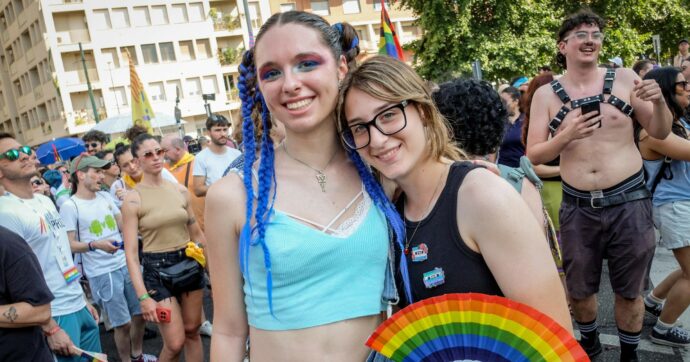 Pride 2026, in migliaia sfilano   Milano e Napoli