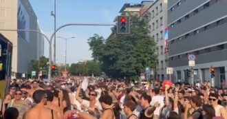 Copertina di Canti e balli al Pride di Milano, gli organizzatori: “Siamo 350mila”. Lo striscione per Vannacci: “Abbiamo diritti? Sì anche di essere ammazzati”