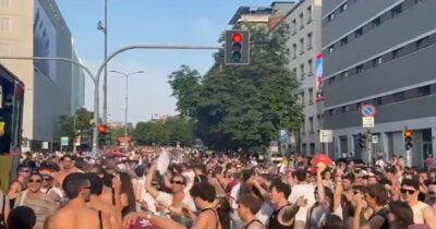 Copertina di Canti e balli al Pride di Milano, gli organizzatori: “Siamo 350mila”. Lo striscione per Vannacci: “Abbiamo diritti? Sì anche di essere ammazzati”