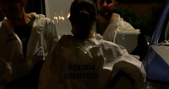 Padre, madre e figlia di otto anni uccisi a coltellate a Roma: ferito il figlio maggiore. Ricercato un amico di famiglia