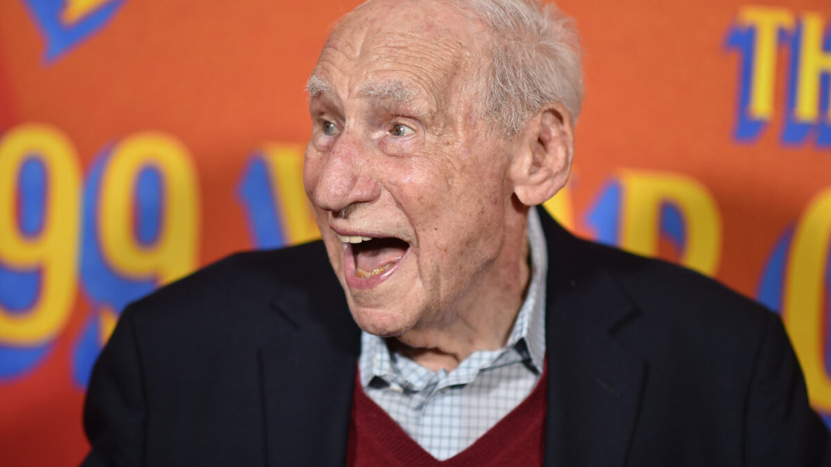 “Ho smesso di pensare alla morte dopo i 60 anni. Mi piace vivere e vorrei farlo il più a lungo possibile”: il re della parodia Mel Brooks compie 100 anni