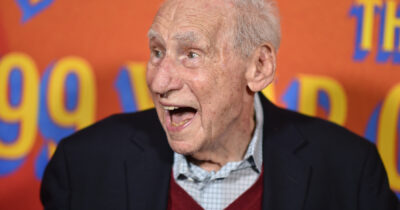 Copertina di “Ho smesso di pensare alla morte dopo i 60 anni. Mi piace vivere e vorrei farlo il più a lungo possibile”: il re della parodia Mel Brooks compie 100 anni