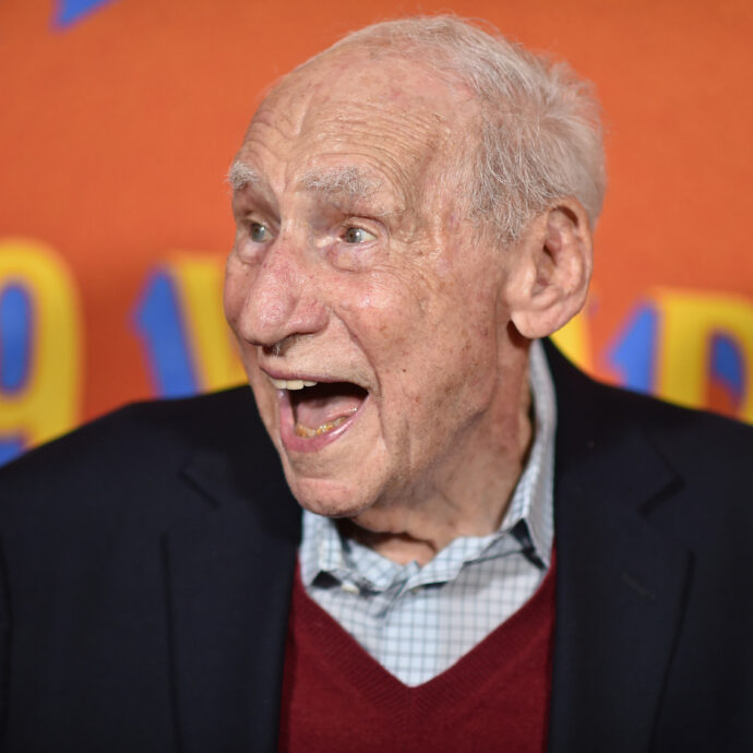 “Ho smesso di pensare alla morte dopo i 60 anni. Mi piace vivere e vorrei farlo il più a lungo possibile”: il re della parodia Mel Brooks compie 100 anni
