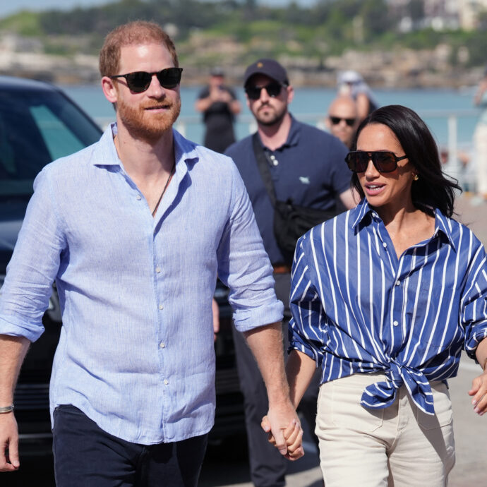 “Nessuna intervista né foto social se non concordate prima. La visita non dovrà essere commercializzata”: ecco gli accordi segreti tra Re Carlo III e Harry per l’arrivo a Londra a luglio