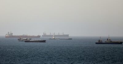 Copertina di L’Iran richiude Hormuz: “Per noi più importante delle bombe atomiche”. La replica Usa: “Non controllano lo Stretto, è aperto”. Attacchi incrociati nella notte