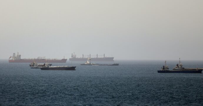 Iran colpisce due navi che tentavano di attraversare Hormuz: “Stretto chiuso fino a nuovo ordine”. Nuovi raid Usa