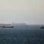 Copertina di Iran colpisce due navi che tentavano di attraversare Hormuz: “Stretto chiuso fino a nuovo ordine”. Gli Usa rispondono con nuovi raid