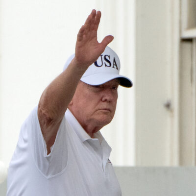 Copertina di Trump attacca ancora l’Iran: “Violata la tregua”. E minaccia: “Se finiremo l’opera la Repubblica islamica cesserà di esistere”