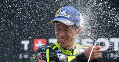 Copertina di MotoGp Olanda, Ai Ogura vince ad Assen. Bezzecchi cade e perde la leadership del Motomondiale | Ordine d’arrivo e nuova classifica