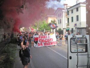 In 500 in piazza a Vicenza (con 37 gradi) contro il convegno con Vannacci: “È una citta antifascista, sfregio farlo parlare qui”