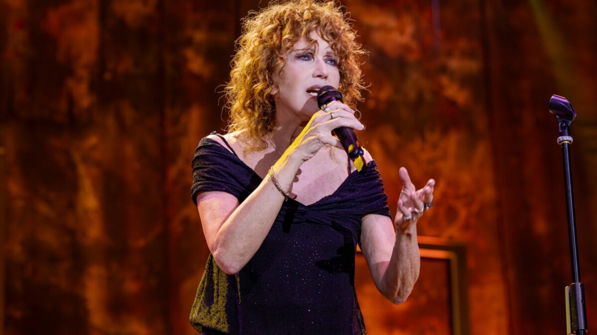 “Sull’immigrazione dicono un sacco di minch**te e non risolvono. Se lo Stato fallisce, falliamo noi e chi fa la guerra non pagherà mai”: Fiorella Mannoia canta De André per fare luce sugli orrori di oggi