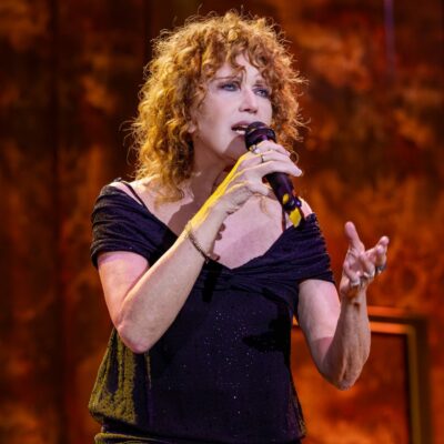 Copertina di “Sull’immigrazione dicono un sacco di minch**te e non risolvono. Se lo Stato fallisce, falliamo noi e chi fa la guerra non pagherà mai”: Fiorella Mannoia canta De André per fare luce sugli orrori di oggi