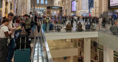 Copertina di Ladri di bagagli incastrati sul treno ad alta velocità: arrestati due borseggiatori alla stazione Rogoredo a Milano