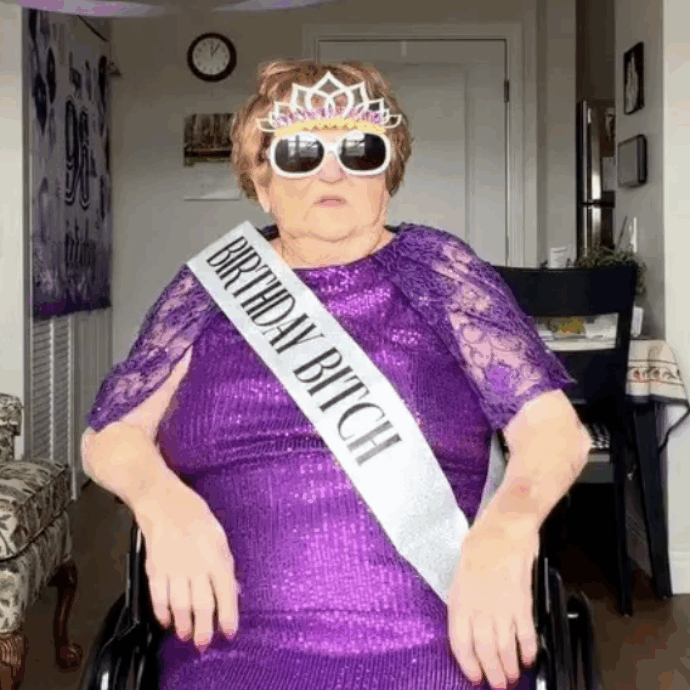 Nonna Droniak a 96 anni organizza festini sfrenati in una casa di riposo, sfrattata. Lei furibonda: “Posso fare quello che voglio, non possono fermarmi”