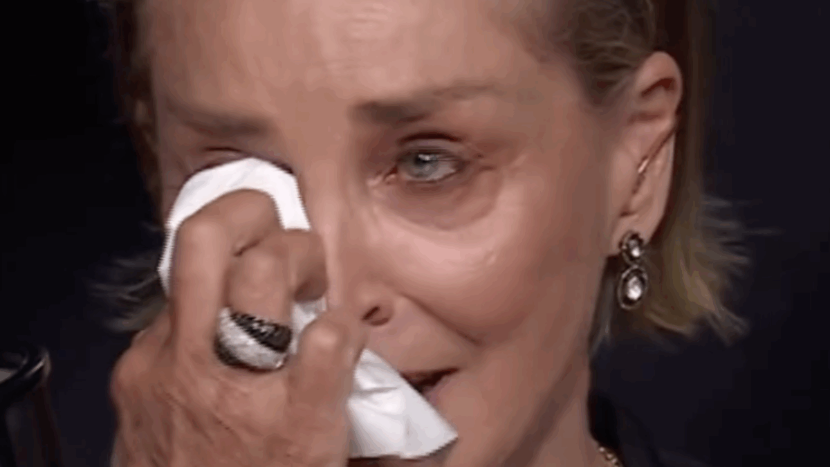 “Mia madre era terrorizzata di morire e trovare il padre che aveva abusato di lei a 9 anni. Ho dovuto lasciarla andare, avrei voluto da lei un ‘ti voglio bene'”: Sharon Stone in lacrime