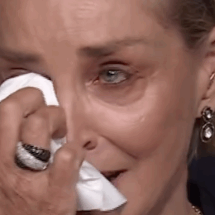 “Mia madre era terrorizzata di morire e trovare il padre che aveva abusato di lei a 9 anni. Ho dovuto lasciarla andare, avrei voluto da lei un ‘ti voglio bene'”: Sharon Stone in lacrime