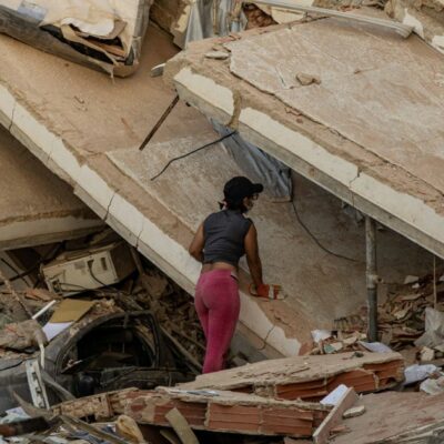 Copertina di Estratti vivi due ragazzi di 11 anni. Msf: “La Guaira sembra una zona di guerra”