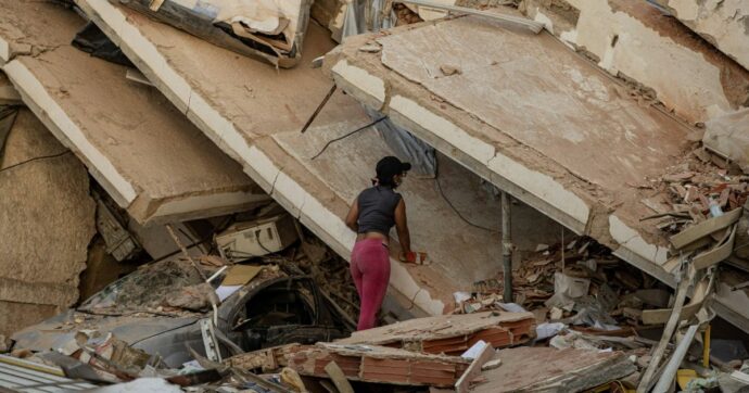 Venezuela, estratto vivo un bimbo di 11 anni. Msf: “La Guaira sembra una zona di guerra”