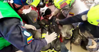 Copertina di Terremoto in Venezuela, bambino di 11 anni estratto vivo dalle macerie dopo tre giorni: “Il crollo ha creato una sacca che lo ha protetto” – Video