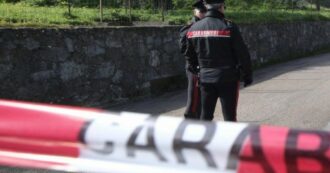 Copertina di Parla con una donna per strada, l’ex fidanzato lo pesta con calci e pugni. Morto un 46enne, fermato l’aggressore per omicidio