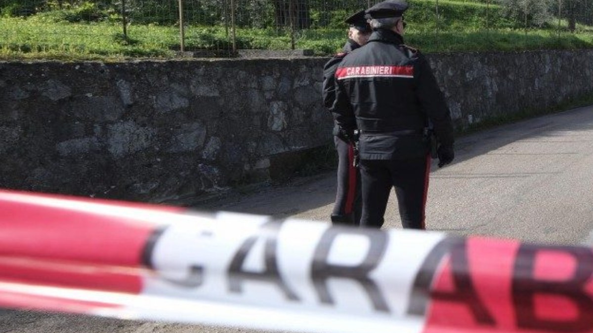 Parla con una donna per strada, l’ex fidanzato lo pesta con calci e pugni. Morto un 46enne, fermato l’aggressore per omicidio