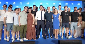 Copertina di “Vannacci? È l’uomo nuovo come Renzi e Salvini. Da lui slogan, noi rispondiamo coi fatti”. Il videoracconto del raduno dei giovani della Lega, tra l’influencer Giò Urso e il coro col Capitano sulle note di Loretta Goggi