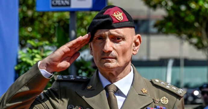Capo della Difesa alla festa in Gdf: sospetti e fastidi