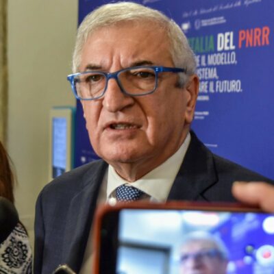 Copertina di È finito il Pnrr (cioè quasi). Domani si chiude, primo bilancio: piano stravolto, opaco e in ritardo