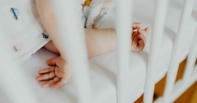 Copertina di Sessantenne muore in casa mentre accudisce la nipote di 8 mesi. La piccola salvata dai vicini che l’hanno sentita piangere